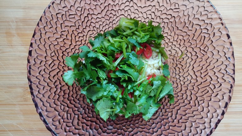 柠檬鸡爪,蒜末,小米辣,香菜放入碗中