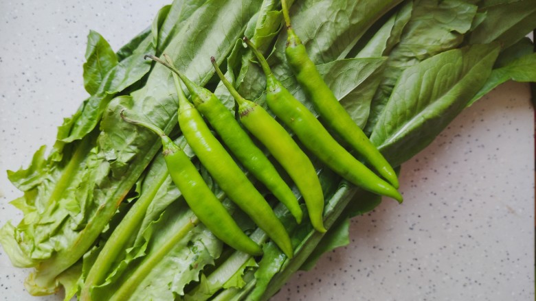 清炒油麦菜,首先我们准备好所有食材