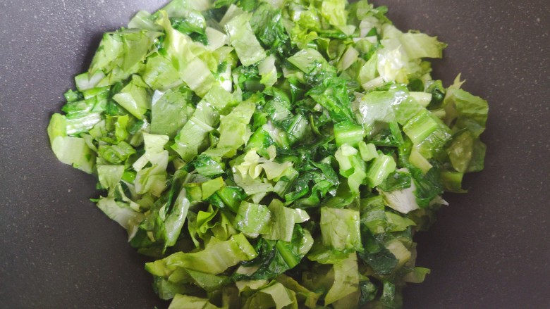 清炒油麦菜,翻炒至油麦菜稍稍变软,体积变小