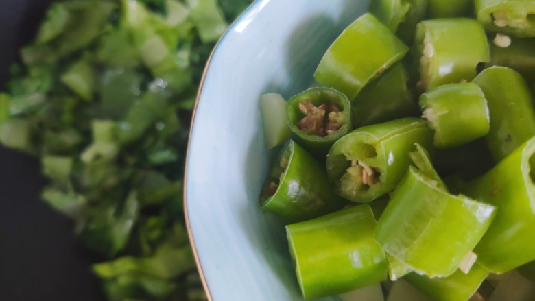 清炒油麦菜,加入尖椒