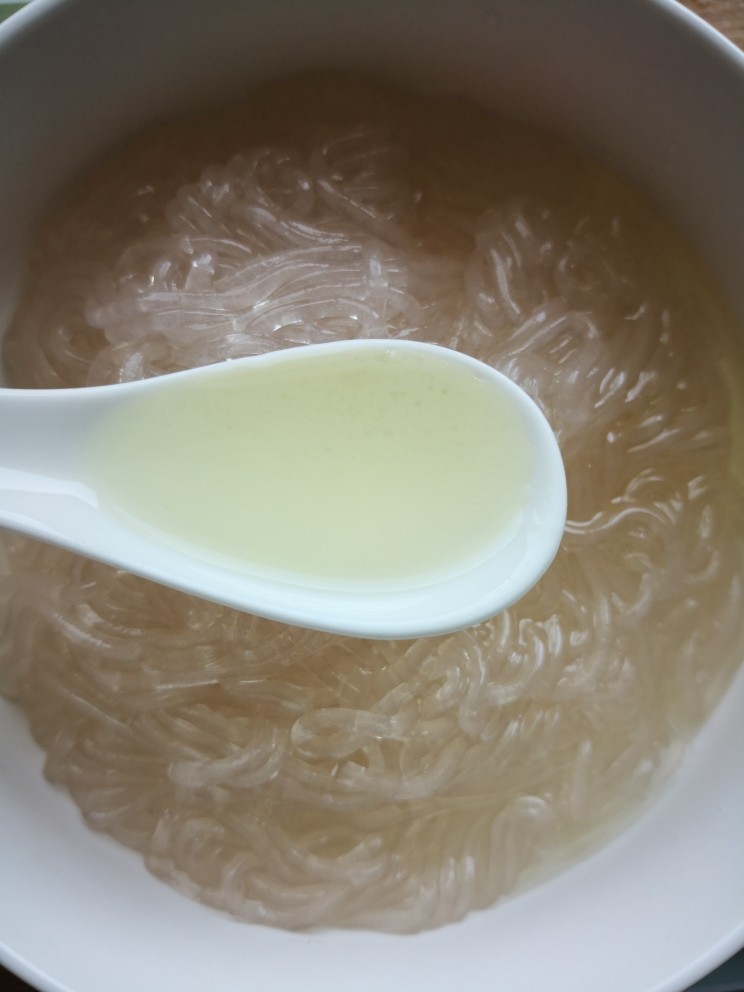 韭菜炒粉丝,捞出来放食用油(为了粉丝不粘连)