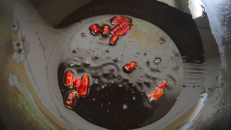 韭菜炒粉丝,热锅放油,放干辣椒炒出香味