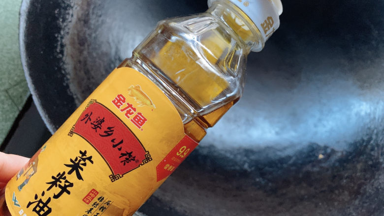 清炒油麦菜,锅中加入适量菜籽油,中小火热油烧出菜油香气