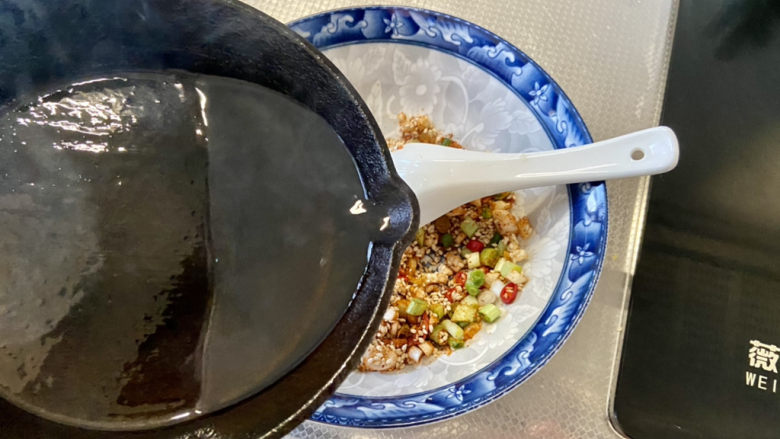 凉拌杏鲍菇➕凉拌酸辣杏鲍菇,搅拌均匀,浇上八成热的热油,拌匀