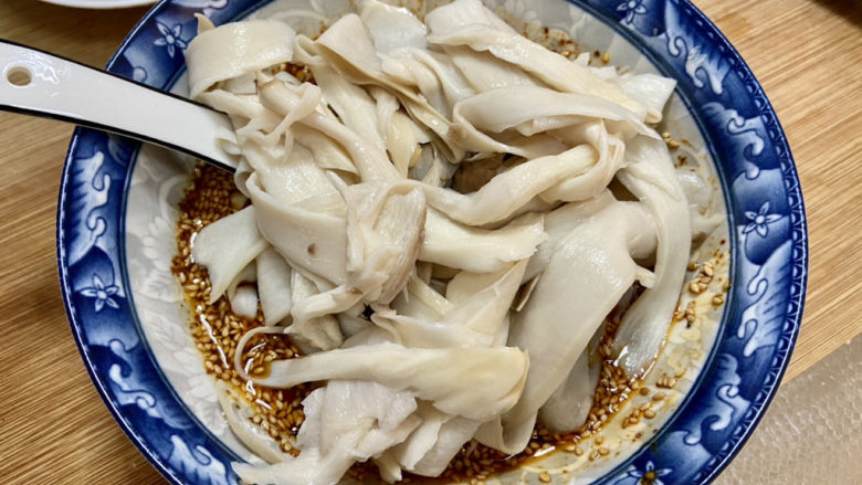 凉拌杏鲍菇➕凉拌酸辣杏鲍菇,捞出过凉开水,稍微按压(保留一定水分),沥水后加入调料汁碗中