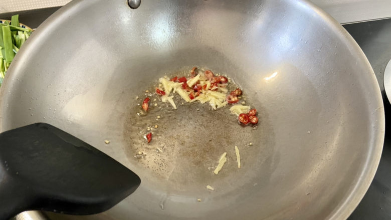 韭菜炒香干➕韭菜春笋炒香干,热锅冷油,下姜丝小米辣,小火煸香