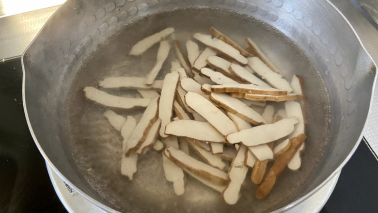 韭菜炒香干➕韭菜春笋炒香干,坐锅烧水,水开下豆干,烫煮一分钟,捞出过凉