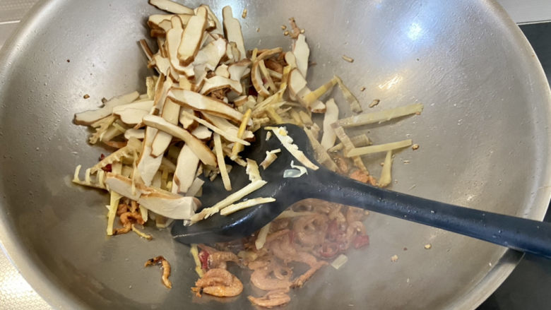 韭菜炒香干➕韭菜春笋炒香干,转中火,下香干笋丝,翻炒均匀