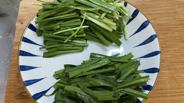 韭菜炒香干➕韭菜春笋炒香干,韭菜切段,菜梗和叶分开