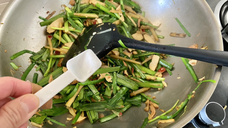 韭菜炒香干➕韭菜春笋炒香干,尝下咸淡,根据自己的口味添加少许盐翻炒定味出锅