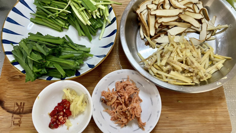 韭菜炒香干➕韭菜春笋炒香干,全部食材准备好