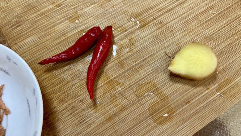 韭菜炒香干➕韭菜春笋炒香干,小米辣洗净,姜搓洗干净