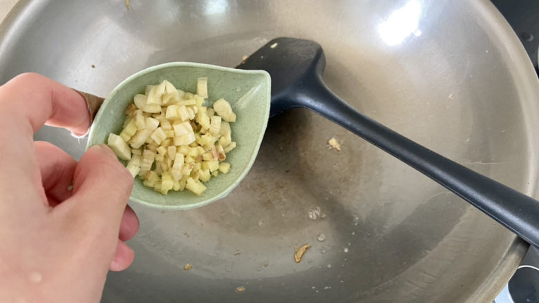 芦笋炒鸡蛋➕芦笋海鲜菇腊肉炒蛋,留底油,下姜粒蒜蓉,小火煸香