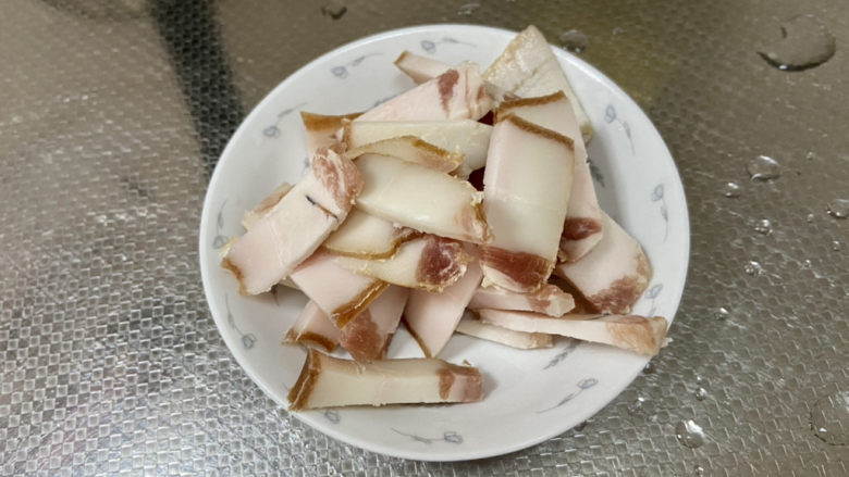 芦笋炒鸡蛋➕芦笋海鲜菇腊肉炒蛋,腊肉(专门拿了一小块很肥的)清洗切薄片