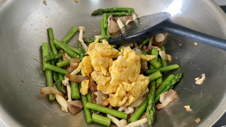 芦笋炒鸡蛋➕芦笋海鲜菇腊肉炒蛋,加入炒蛋,翻炒均匀