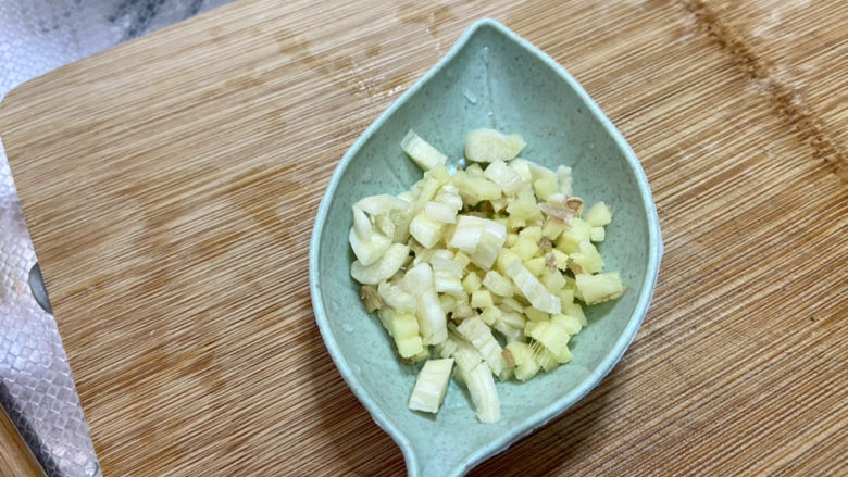 芦笋炒鸡蛋➕芦笋海鲜菇腊肉炒蛋,姜切粒,蒜切蒜蓉