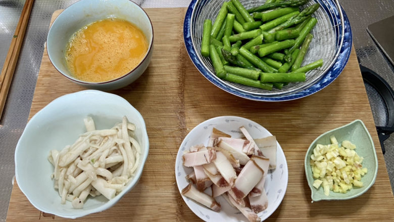 芦笋炒鸡蛋➕芦笋海鲜菇腊肉炒蛋,全部食材准备好