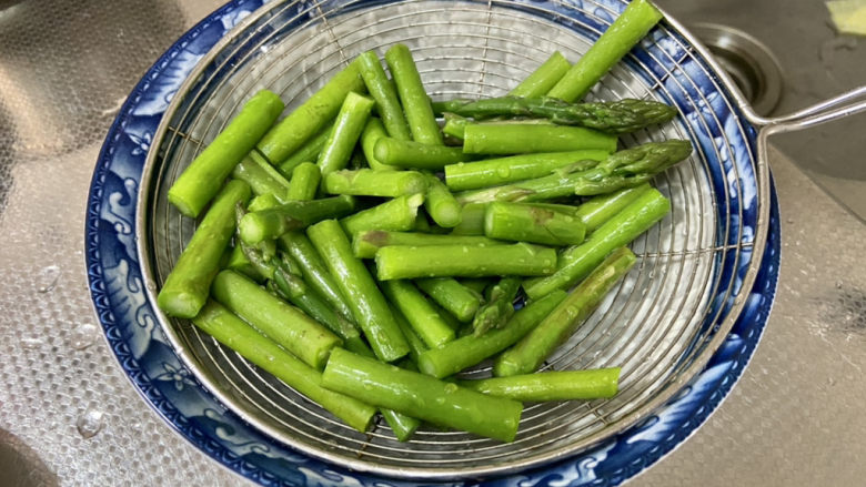 芦笋炒鸡蛋➕芦笋海鲜菇腊肉炒蛋,捞出过凉沥水备用