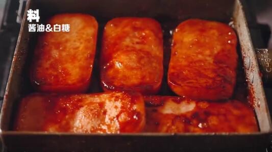 夏威夷风味饭团,步骤四:起锅剪午餐肉,记得加酱油和白糖,剪出来才是红润充满诱惑的午餐肉!
