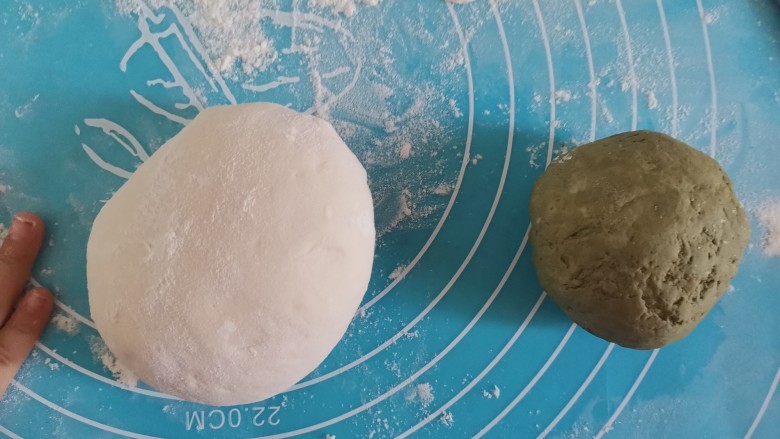 玉米馒头,白色面团揉面排气,分出一小部分加入适量的抹茶粉揉均匀