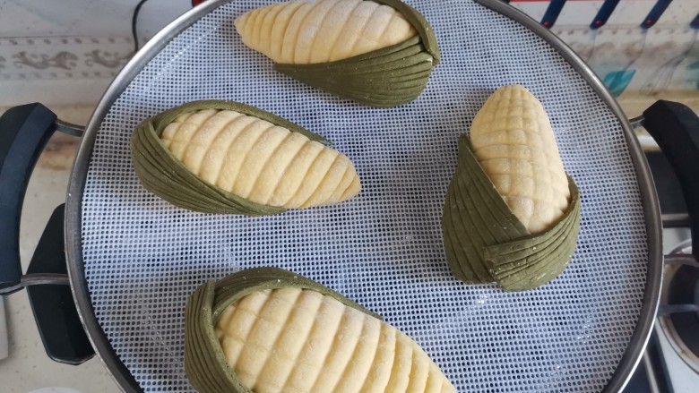 玉米馒头,发酵好后,锅里提前烧开水,水开上锅蒸20分钟,焖3分钟取出来