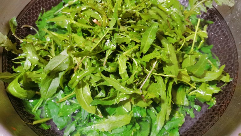 荠菜炒鸡蛋,锅里烧开水,再把清洗好的叶子放入焯水