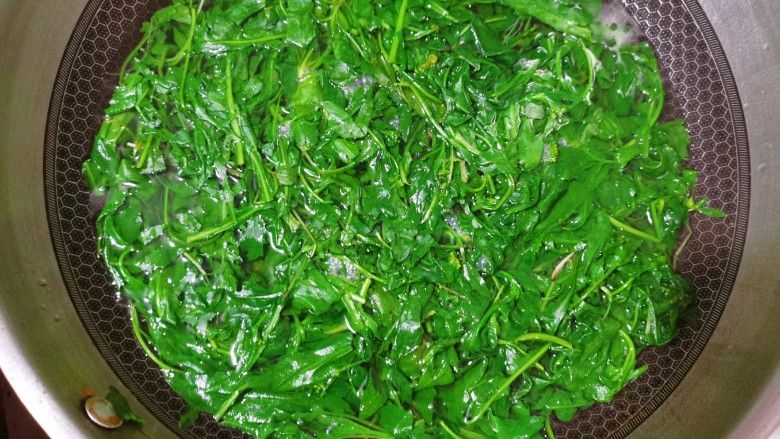 荠菜炒鸡蛋,焯一分钟左右看叶子变鲜绿就行了