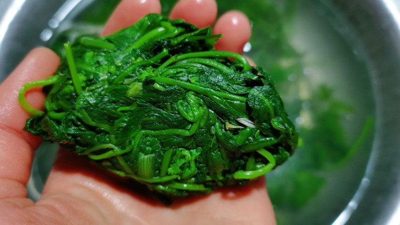 荠菜炒鸡蛋,再清洗一遍,再用手把它的水抓干