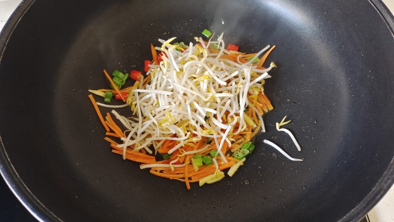 韭菜炒粉丝,加入胡萝卜丝翻炒片刻,加入绿豆芽翻炒片刻