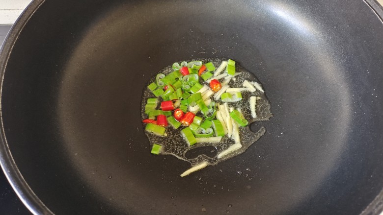 韭菜炒粉丝,炒锅中加入适量油烧热,放入葱姜小米辣爆香