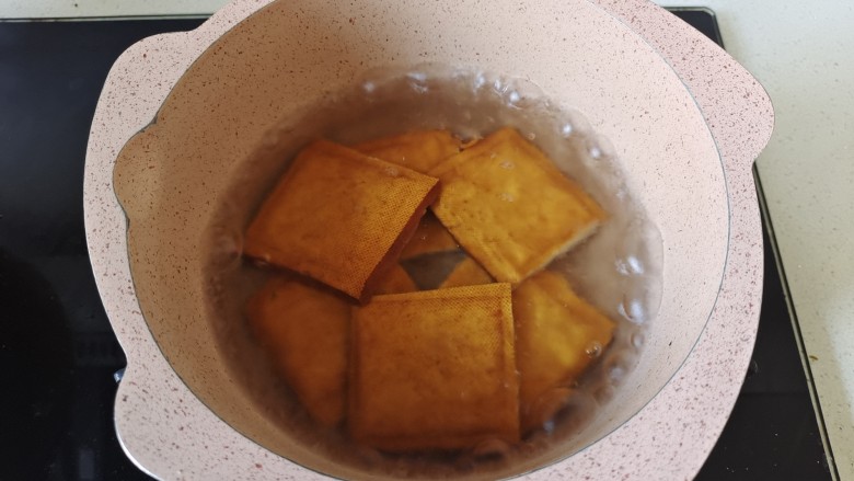 荠菜拌香干,锅中加入适量清水煮开,放入香干焯水1分钟左右