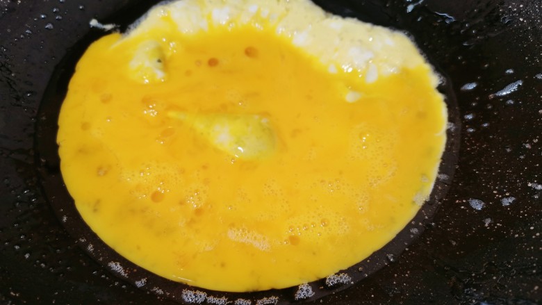 荠菜炒鸡蛋,锅里热油,再把鸡蛋液倒入