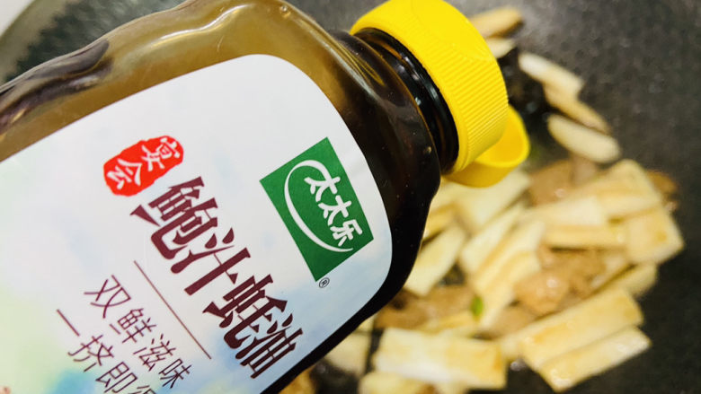 杏鲍菇炒肉片,加入少量的<a style='color:red;display:inline-block;' href='/shicai/ 721'>蚝油</a>