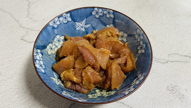 杏鲍菇炒肉片,瘦肉放入碗中加入一勺的生抽、<a style='color:red;display:inline-block;' href='/shicai/ 718'>料酒</a>，适量的生粉和<a style='color:red;display:inline-block;' href='/shicai/ 756'>鸡精</a>拌匀腌制十分钟