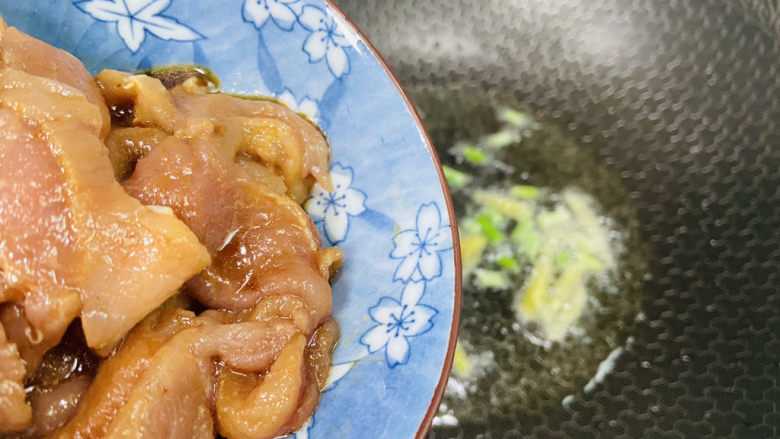 杏鲍菇炒肉片,放入腌制好的瘦肉