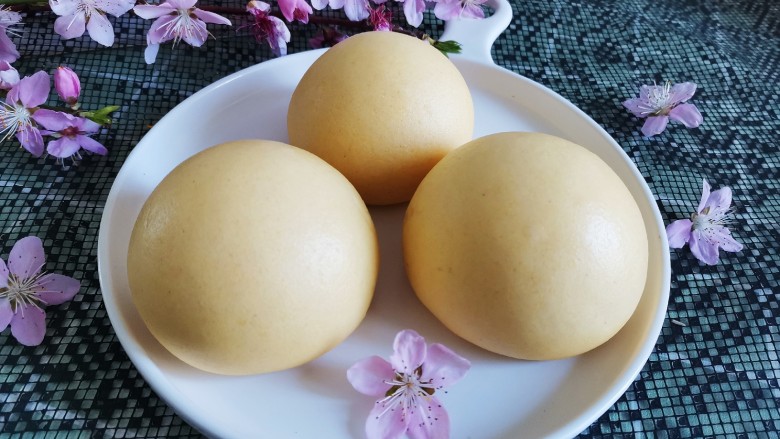 光滑反光的玉米面馒头,成品图!