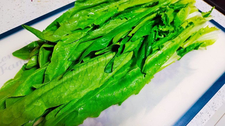 清炒油麦菜,去根洗净,去掉老叶