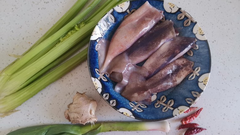 芹菜炒鱿鱼,准备食材备用