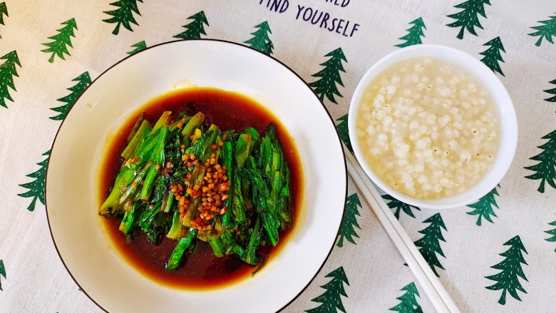 清炒油麦菜,我今天煮的高粱米粥，搭配油麦菜，简直了