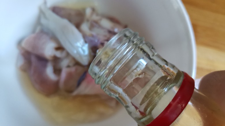 芹菜炒鱿鱼,切成块,加入一勺<a style='color:red;display:inline-block;' href='/shicai/ 718'>料酒</a>去腥腌制片刻