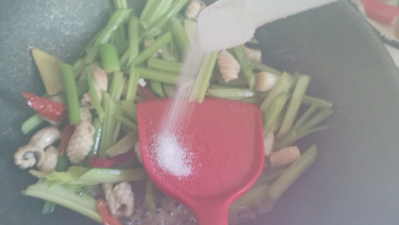 芹菜炒鱿鱼,加入适量的盐翻炒均匀,加入少许<a style='color:red;display:inline-block;' href='/shicai/ 156925'>水</a>炖1分钟