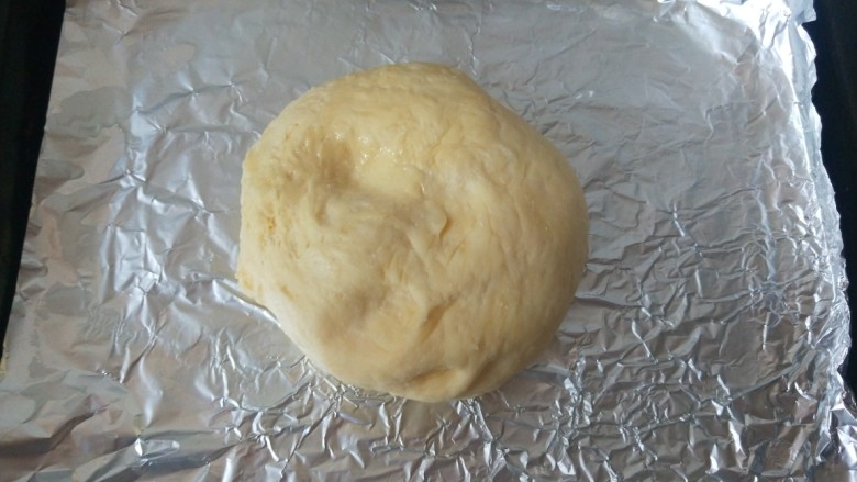 菠萝披萨,铺上金纸模上黄油。
