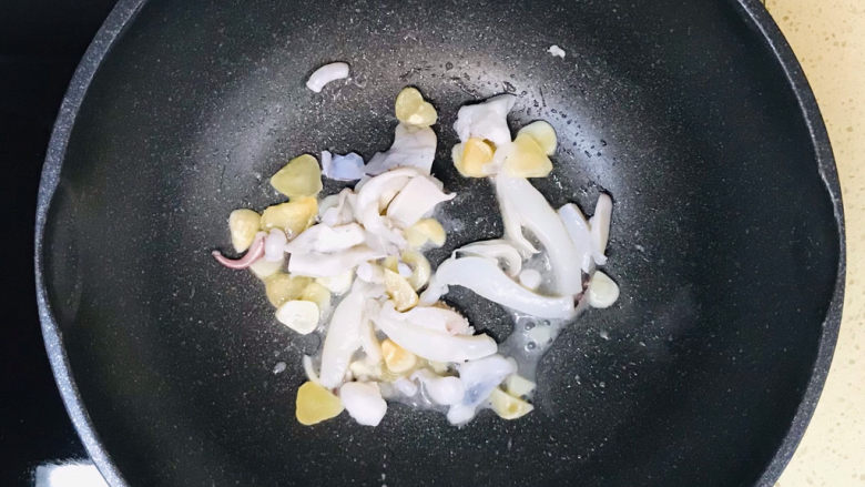 爆炒鱿鱼须,翻炒出香味,解除腥气