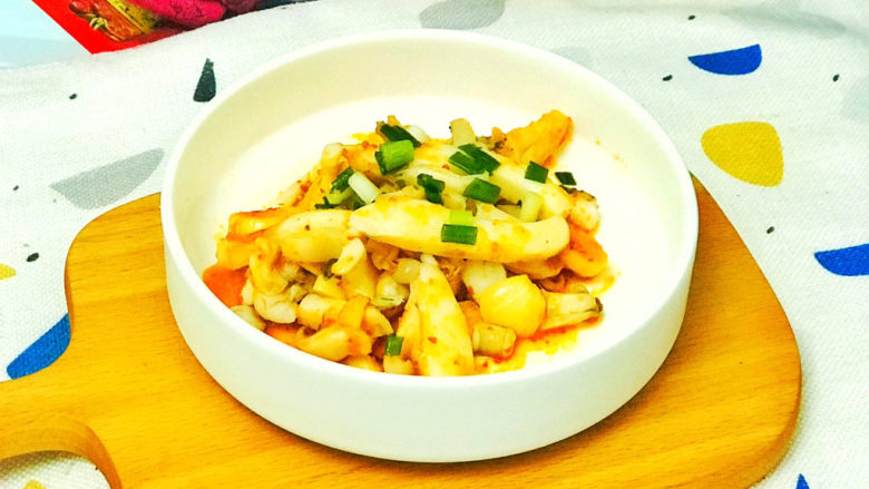 爆炒鱿鱼须,装盘后,撒上葱花装饰