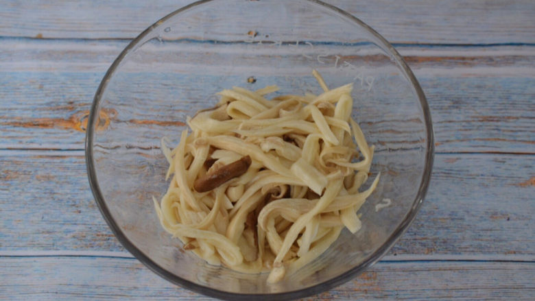 凉拌杏鲍菇,杏鲍菇蒸熟晾凉后用手撕成条