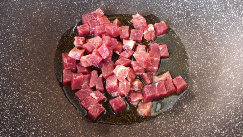 牛排意面,炒锅内倒适量的食用油烧热,下入牛排丁。