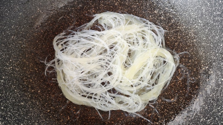 韭菜炒粉丝,锅里继续倒油烧热,下入粉丝翻炒均匀。