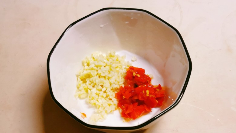 凉拌杏鲍菇,蒜切碎放入碗中,同时加入<a style='color:red;display:inline-block;' href='/shicai/ 803'>剁椒</a>。
