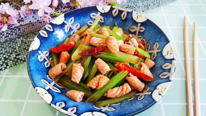 芹菜炒鱿鱼,盛入盘中,完成!