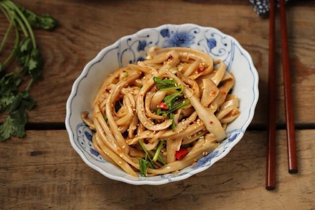 凉拌杏鲍菇,一道爽滑入味、营养开胃的凉拌撕杏鲍菇就做好了!